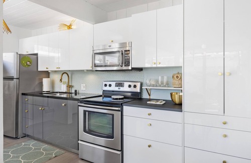Twin Palms Condo | Modern Comfort and Mid-Century Style Find Hollywood History at Ocotillo Lodge