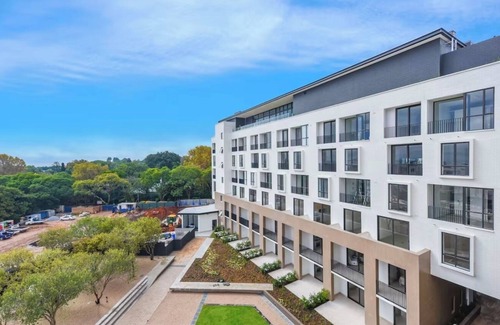 Greater Johannesburg Metropolitan Area Apartment | Modern Comfort in the heart of Rosebank
