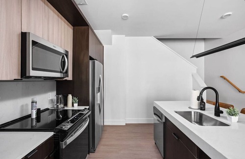 Mile Square Apartment | Modern Comfort Meets Class in Downtown Indy