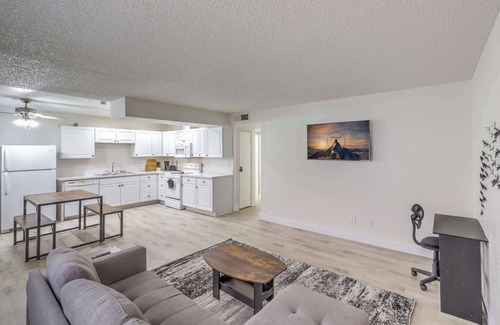 Clark County House | Modern Comfort Near Vegas Attractions! Sleeps 6!