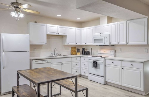 Clark County House | Modern Comfort Near Vegas Attractions! Sleeps 6!
