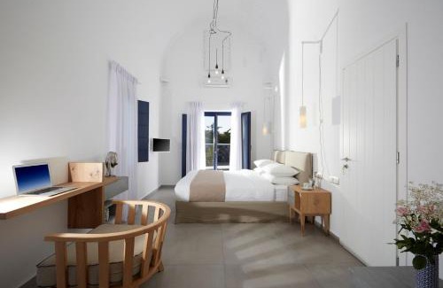 Exo Gialos Villa | Modern & Comfortable Santorini Villa 3 Bedrooms Villa Aqua Private Pool & Beautiful Outdoor Space Exo Gialos