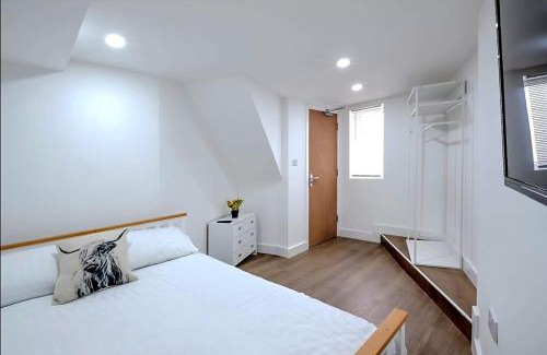 Margam House | Modern Comforts – 4 Bedroom Home for Work & Play