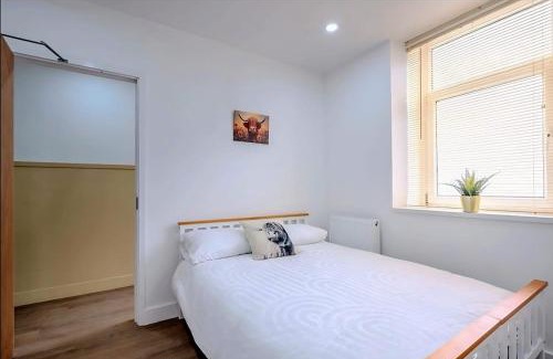 Margam House | Modern Comforts – 4 Bedroom Home for Work & Play