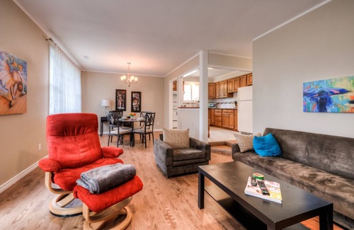 Rosemount House | MODERN COMFY SUITE 2 BDRM-COTTON SHEETS, KITCHEN LIVING/DINING ROOM FIRE PLACE