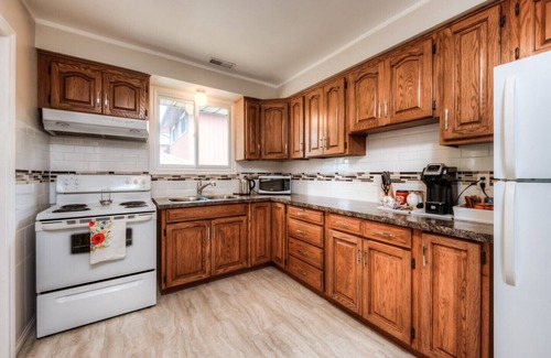 Rosemount House | MODERN COMFY SUITE 2 BDRM-COTTON SHEETS, KITCHEN LIVING/DINING ROOM FIRE PLACE