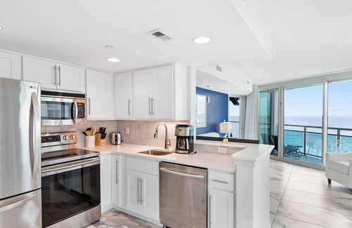 Downtown Myrtle Beach Condo | Modern condo by beach w/balcony views