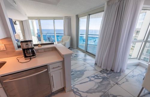 Downtown Myrtle Beach Condo | Modern condo by beach w/balcony views