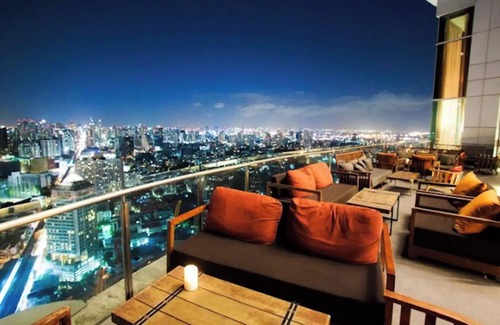 Phra Khanong Nuea Condo | Modern condo close to BTS and many restaurants.