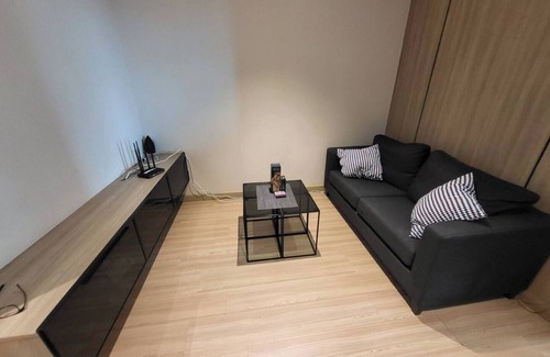 Phra Khanong Nuea Condo | Modern condo close to BTS and many restaurants.