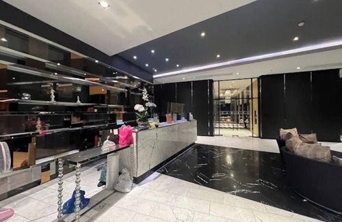 Phra Khanong Nuea Condo | Modern condo close to BTS and many restaurants.