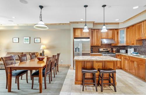 Bear Valley Apartment | Modern Condo - Great Location!