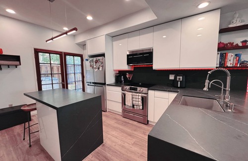 North Park Apartment | Modern Condo heart of North Park-2Bed-2ba-Parking-Laundry-AC