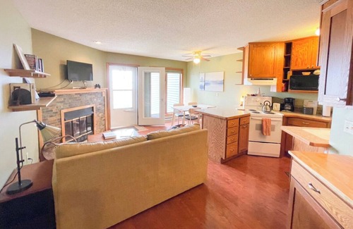 Bayfield Condo | Modern Condo Just Steps from the Lake