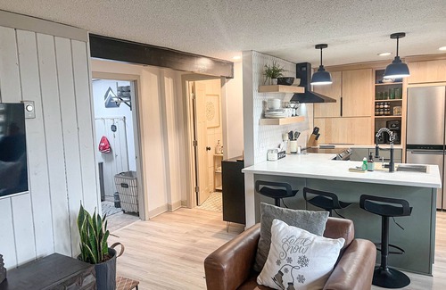 Beech Mountain Condo | Modern condo near golf & ski with deck, wood fireplace, & mountain views