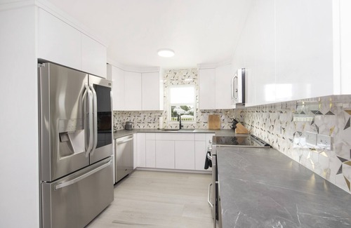 Seven Mile Beach Condo | Modern Condo - Seven Mile Beach - Cayman Islands - Walk Everywhere