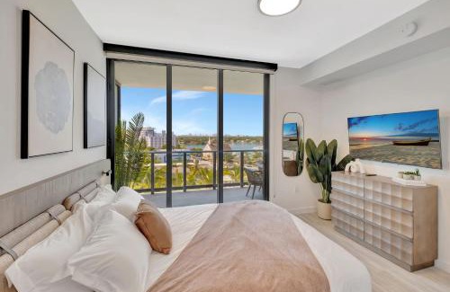 North Beach Apartment | Modern Condo w Balcony At 72 Park