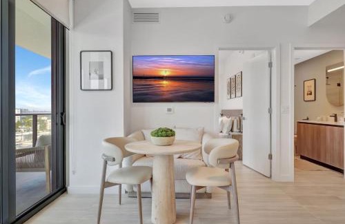 North Beach Apartment | Modern Condo w Balcony At 72 Park