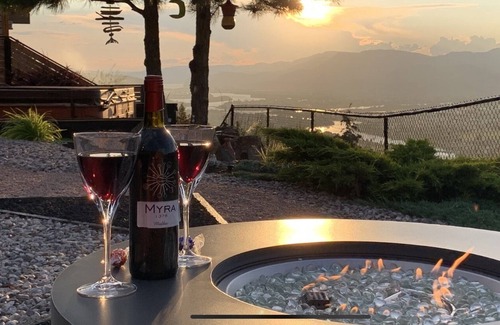Kamloops Bed & Breakfast | Modern contemporary suite
