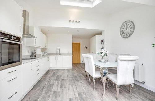 Chester House | Modern contemporary with parking