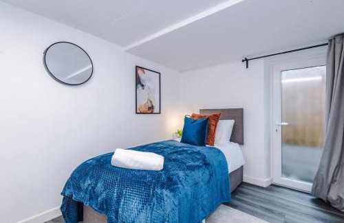 Pontefract House | Modern Contractor House for Business Stays - 5 Bedroom with 10 Actual Beds By PureStay