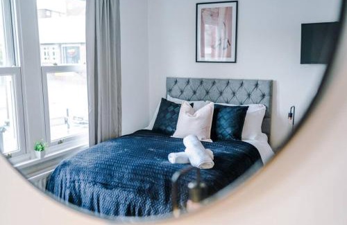 Pontefract House | Modern Contractor House for Business Stays - 5 Bedroom with 10 Actual Beds By PureStay