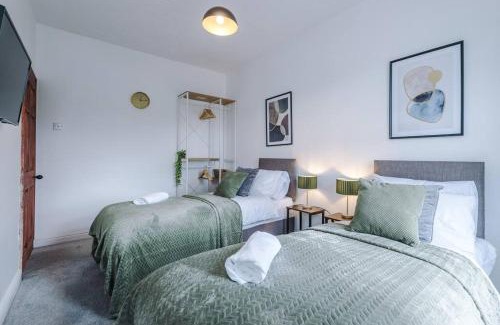 Pontefract House | Modern Contractor House for Business Stays - 5 Bedroom with 10 Actual Beds By PureStay