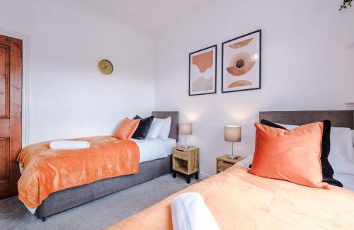 Pontefract House | Modern Contractor House for Business Stays - 5 Bedroom with 10 Actual Beds By PureStay