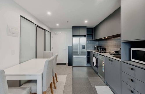 Belconnen Apartment | Modern Convenient 2-BR with Lakeside View