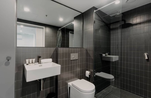 Belconnen Apartment | Modern Convenient 2-BR with Lakeside View