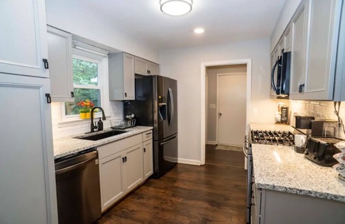 Roswell House | Modern Convenient Spot for 9 to Enjoy & Relax!