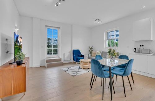 Turnham Green Apartment | Modern Cosy 2 bed apartment, Smart TV & NETFLIX with private balcony and city view