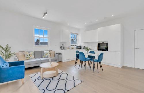 Turnham Green Apartment | Modern Cosy 2 bed apartment, Smart TV & NETFLIX with private balcony and city view
