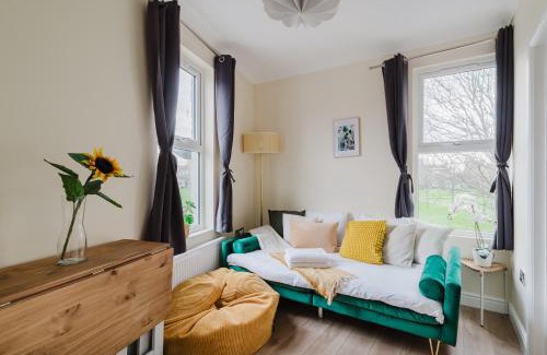 Canning Town North Apartment | Modern Cosy Corner Flat 3 bed and loft sleep 7 people