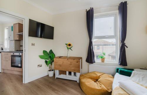Canning Town North Apartment | Modern Cosy Corner Flat 3 bed and loft sleep 7 people