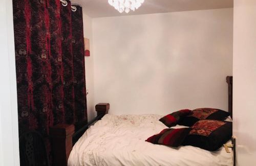 West Harrow House | Modern cosy room with private bathroom