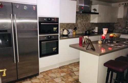West Harrow House | Modern cosy room with private bathroom