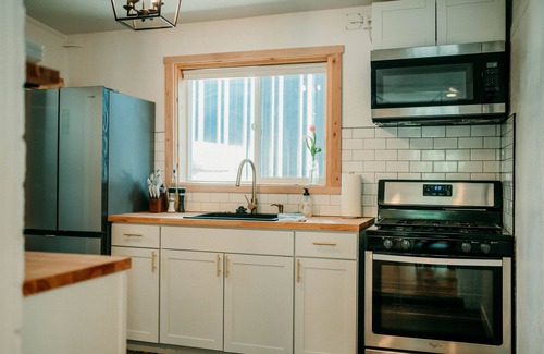 Fruitdale Cottage | Modern cottage centrally located with private access to the Rogue River!