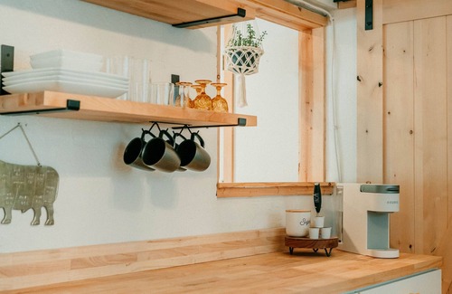 Fruitdale Cottage | Modern cottage centrally located with private access to the Rogue River!