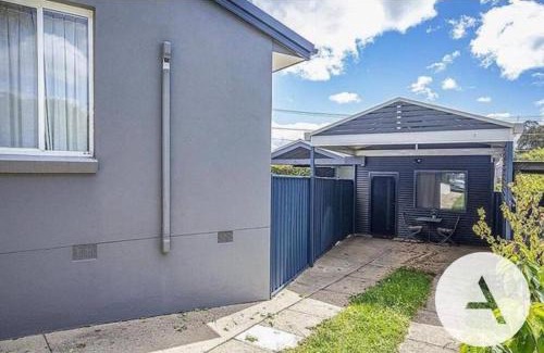 Hughes House | Modern cottage central location