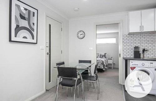 Hughes House | Modern cottage central location