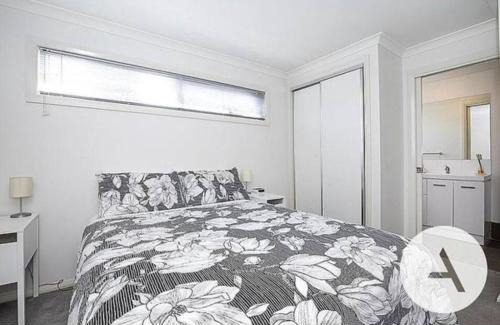 Hughes House | Modern cottage central location