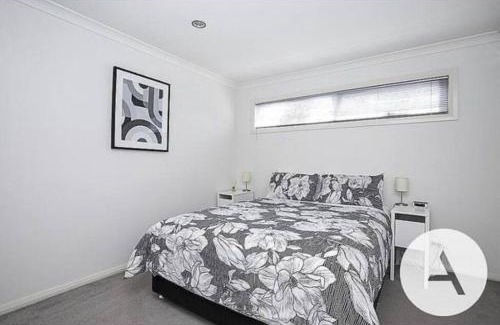 Hughes House | Modern cottage central location