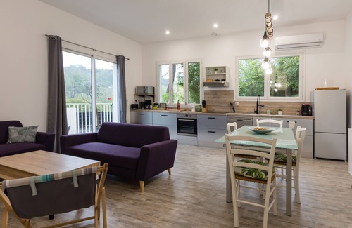 Salavas House | Modern Cottage "Gîte Les Bambou" with Spa and Garden