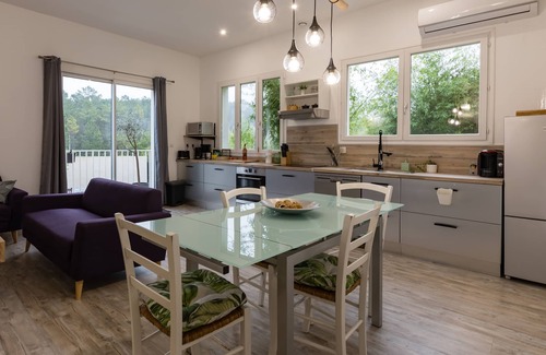 Salavas House | Modern Cottage "Gîte Les Bambou" with Spa and Garden