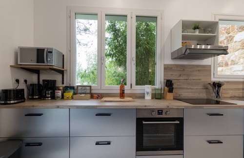 Salavas House | Modern Cottage "Gîte Les Bambou" with Spa and Garden