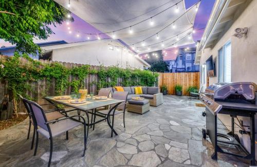 Thousand Oaks House | Modern Cottage, Hot Tub, Bistro Patio, Putting Green, Walk to All!