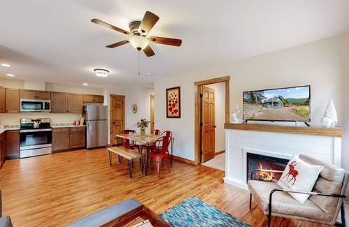 Estes Park Cottage | Modern Cottage; Mt Views, Wildlife, Location, Hot Tub, EV & 420 Friendly