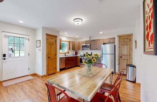 Estes Park Cottage | Modern Cottage; Mt Views, Wildlife, Location, Hot Tub, EV & 420 Friendly