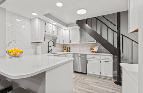 Lexington House | Modern cottage w beach 3 blocks!